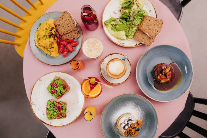 Mesa de brunch com ovos, torradas e café