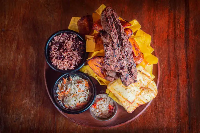 Carne com mandioca frita e acompanhamentos