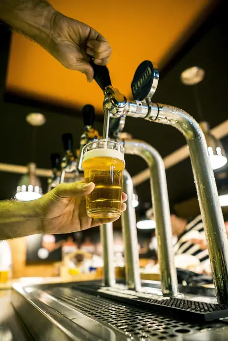 Chopp sendo tirado na torneira