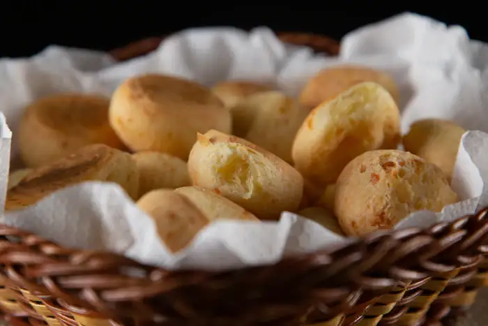 Cesta de pães de queijo