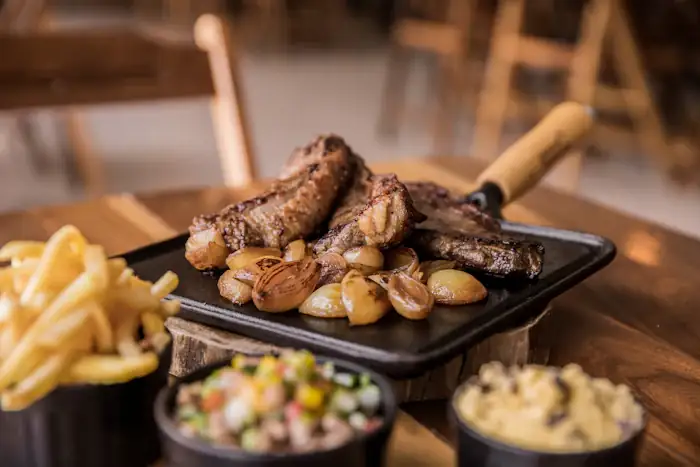 Picanha na chapa com fritas, vinagrete e farofa