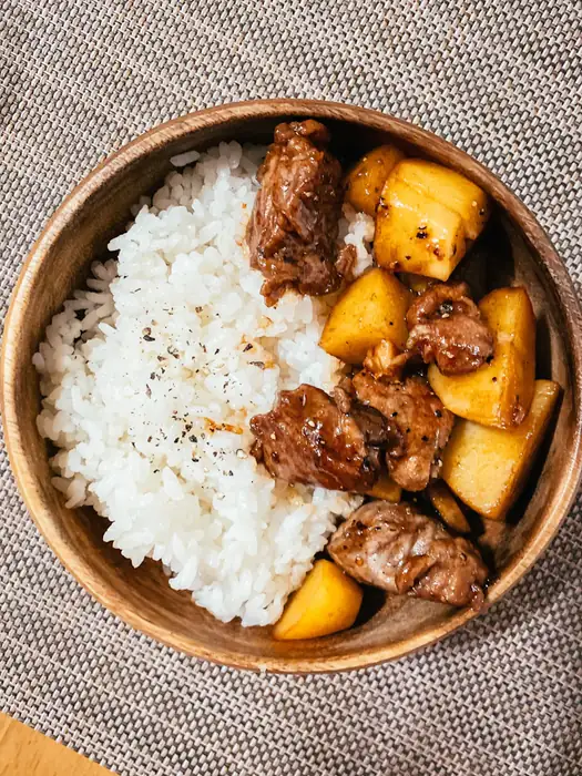 Prato de arroz com carne de panela e batatas