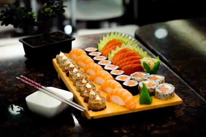 Barca de sushi e sashimi